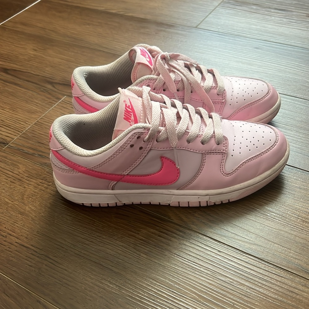 Women Nike Dunk size 7 *SOLD DO NOT BUY*